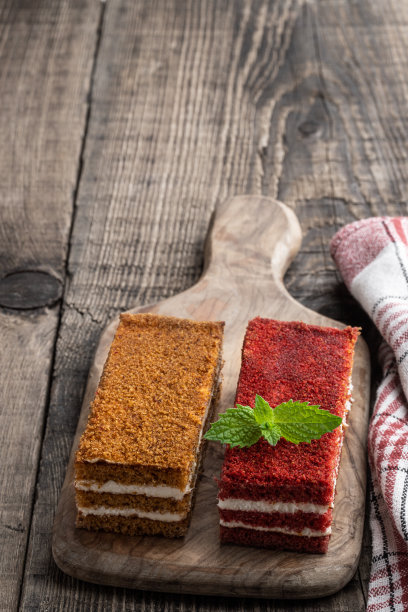 一套不同的蛋糕片在木桌上图片下载