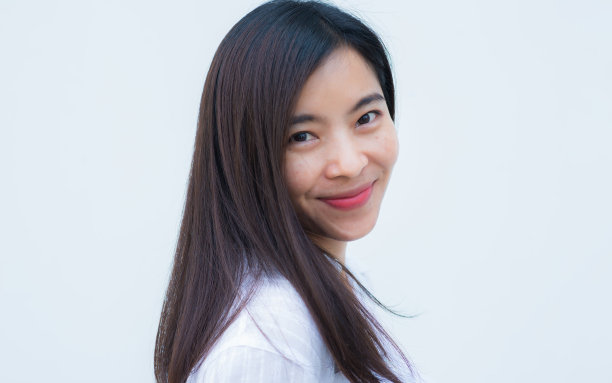 近距离有吸引力的成年商业妇女亚洲女孩与快乐和微笑反对白色混凝土墙办公室。图片下载