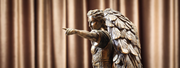 大天使米迦勒的青铜雕像指向前方。图片下载