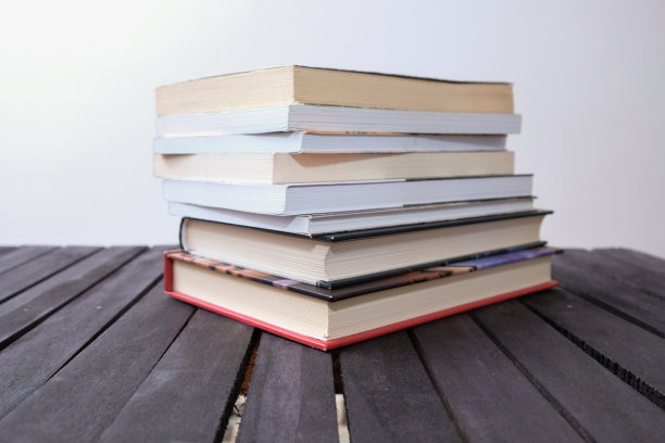 木桌上的一堆书孤立着图片下载