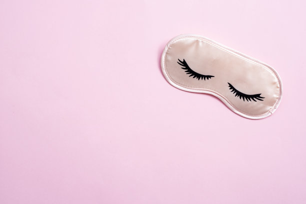粉红色背景的睡眠面具。图片下载