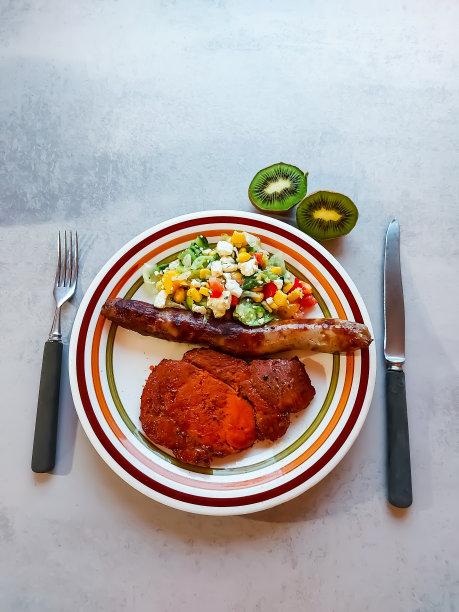 刚切好的沙拉配羊乳酪和烤肉图片下载