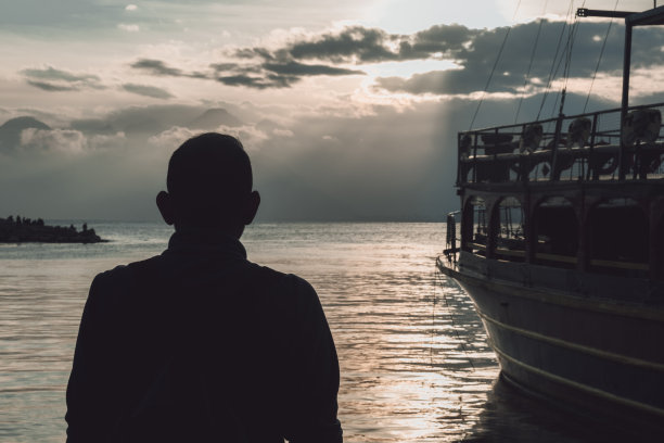 人的剪影面对日托图片下载