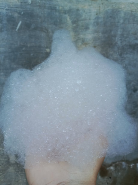 手上有一团团的肥皂泡沫图片下载