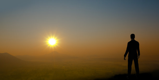 商人看日落的剪影。图片下载