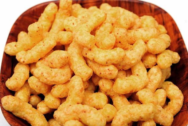 带花生和奶酪味道的玉米膨化小吃图片下载
