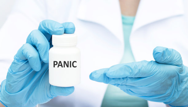 短信恐慌上一罐药在医生的手中，特写的手戴着蓝色手套图片下载