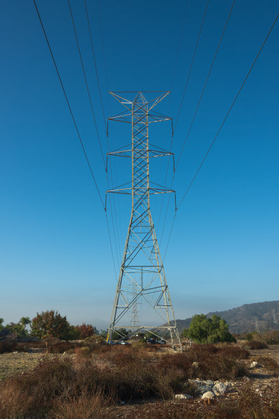 蓝天下的钢缆塔图片下载