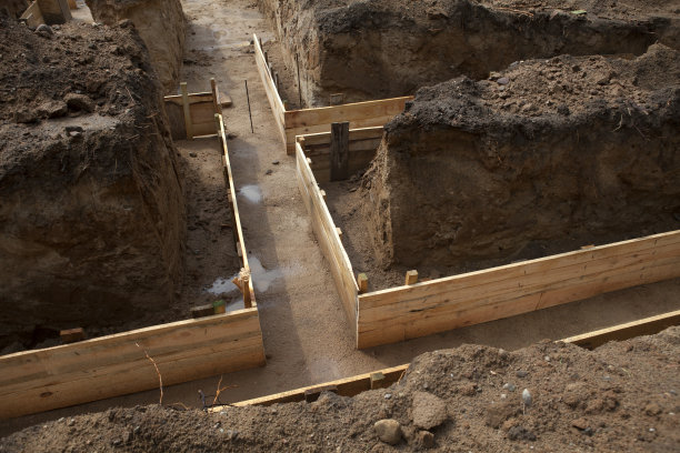 房屋施工现场的条形基础施工用木板的准备图片下载