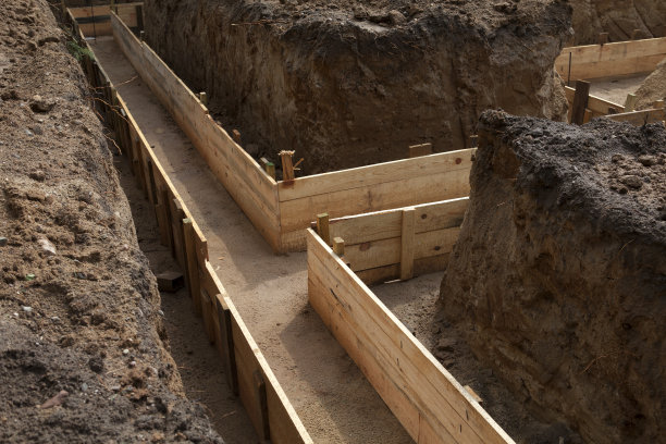 房屋施工现场的条形基础施工用木板的准备图片下载