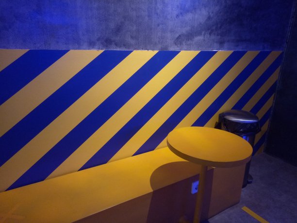 条纹墙与蓝色和黄色的照片图片下载