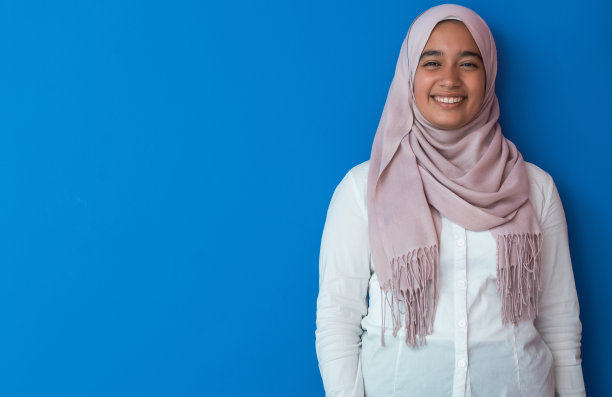 阿拉伯女性穆斯林，穿着传统的头巾，祈祷纳玛兹。有选择性的重点图片下载