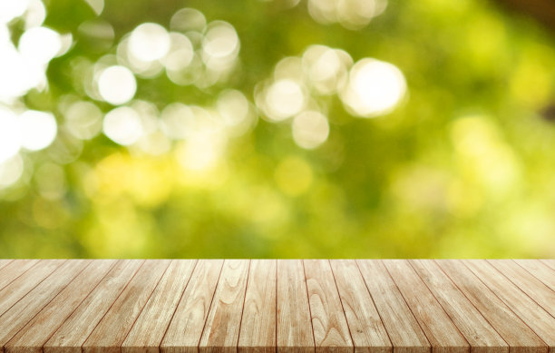 空木桌自然森林模糊背景，组装，产品展示。图片下载