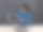一名阿拉伯少年在家用笔记本电脑做作业、看在线教育，引起了新冠疫情的隔离图片下载