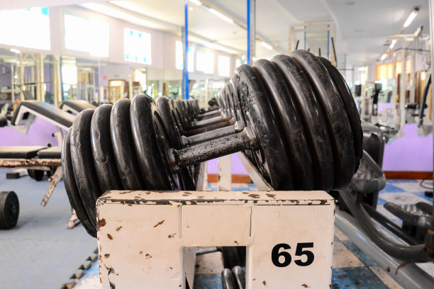 空荡荡的现代健身房的设备和机器图片下载