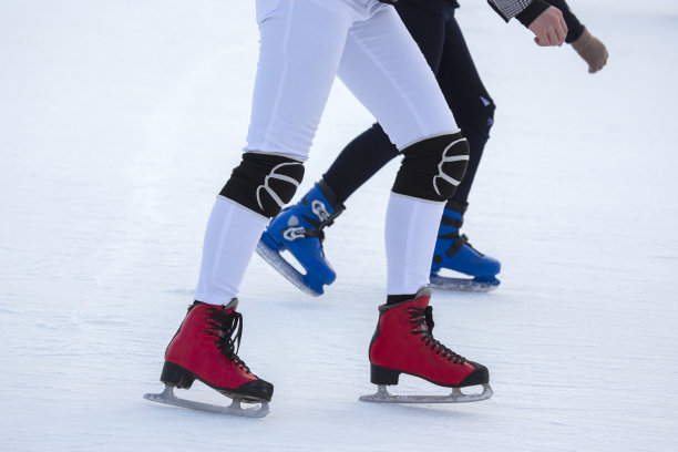 人们在溜冰场溜冰。爱好和休闲。冬季运动图片下载