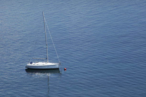 帆船停泊在西班牙加利西亚的ria de Pontevedra, rias Baixas。图片下载