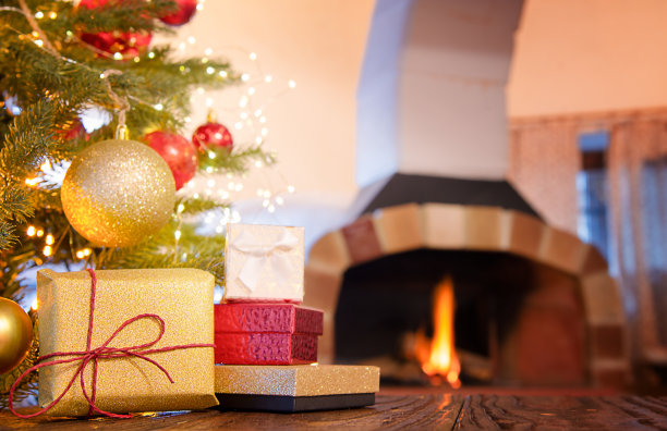 圣诞树与装饰品，礼物盒和壁炉图片下载