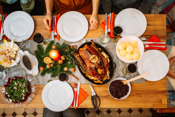 传统圣诞晚餐餐桌上的朋友们俯视图图片下载