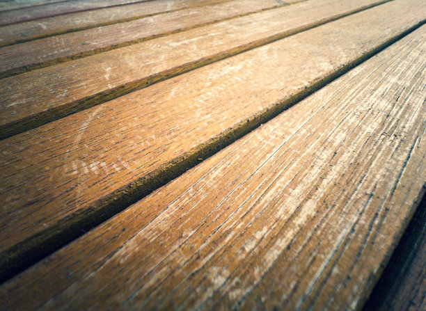 一张有木梁的木桌的近景。图片下载