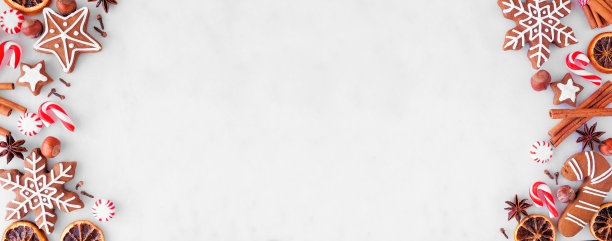 在白色大理石的背景上，圣诞烘焙与饼干，薄荷和香料的双重边界图片下载