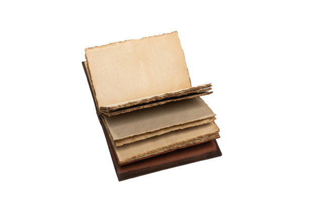 一个被隔离在白色背景上的打开的空旧笔记本。图片下载