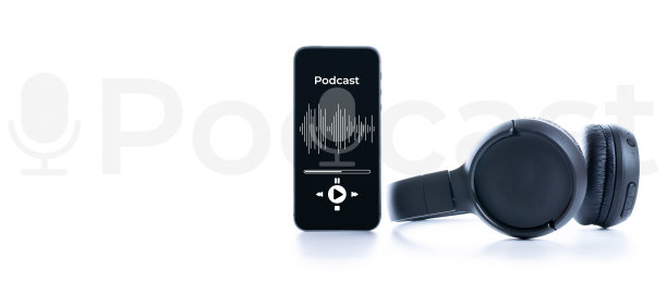 播客图标。音频设备带有麦克风，声音耳机，在移动智能手机屏幕上的播客应用程序。收音机录音声音在白色背景。广播媒体音乐概念。图片下载