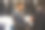 一个男人在商店里选择一件夹克的侧面图图片下载