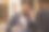 满脸胡须的兴高采烈的年轻商人在电话里聊天。图片下载