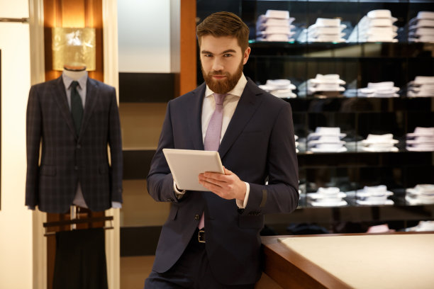 穿着平板电脑的严肃男人图片下载