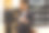 穿着平板电脑的严肃男人图片下载
