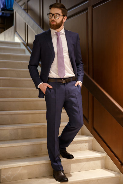 年轻的大胡子商人集中在梯子上图片下载