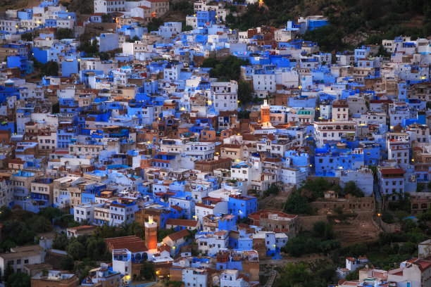 空中俯瞰摩洛哥的Chefchaouen。这座城市以其蓝色建筑而闻名，这使得舍夫沙旺对游客非常有吸引力。图片下载