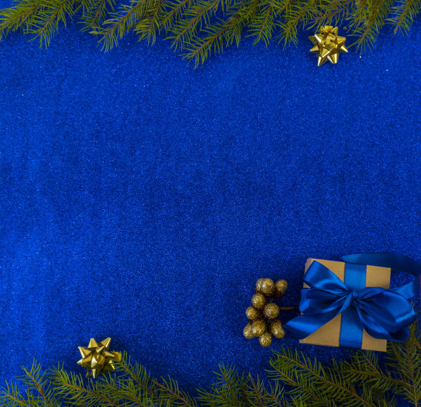 圣诞和新年公寓有复制空间，在蓝色背景上有一个新年玩具图片下载