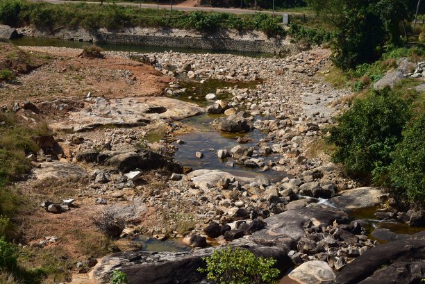 岩石中的水图片下载
