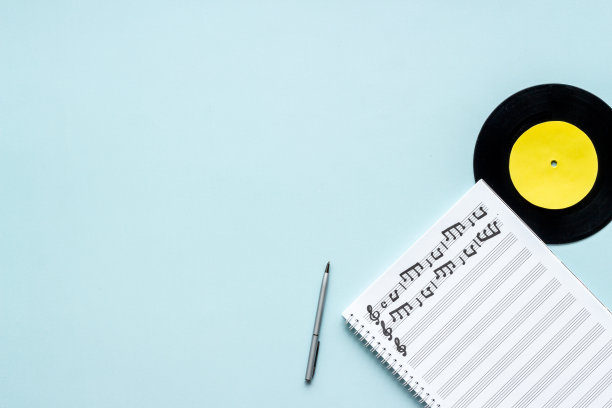 手写乐谱和黑胶唱片，俯视图。作曲的概念图片下载