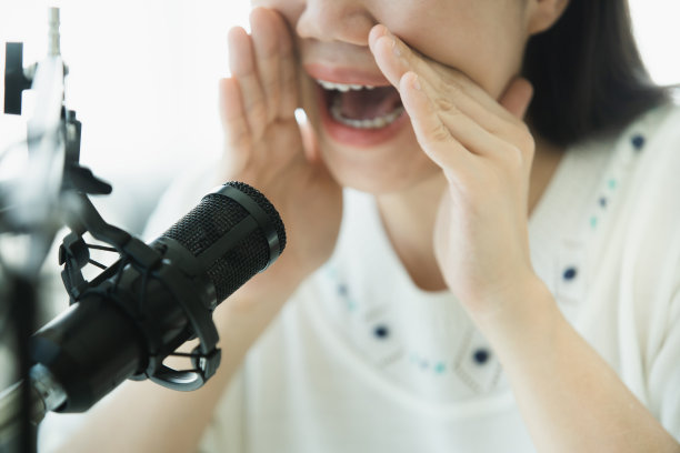 一个女人在做播客。图片下载