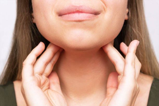 一个喉咙痛的年轻女子抱着她的脖子图片下载