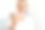 室内模糊照片:年轻迷人的女性，梳着马尾，微笑着拿着验孕棒，坐在卧室的床上，为成为未来的母亲而感到高兴。图片下载