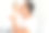 穿着白色休闲t恤的快乐黑发男人抱着他的女儿，亲吻她的脸颊，表达了伟大的生活，在家里的光室摆姿势。图片下载