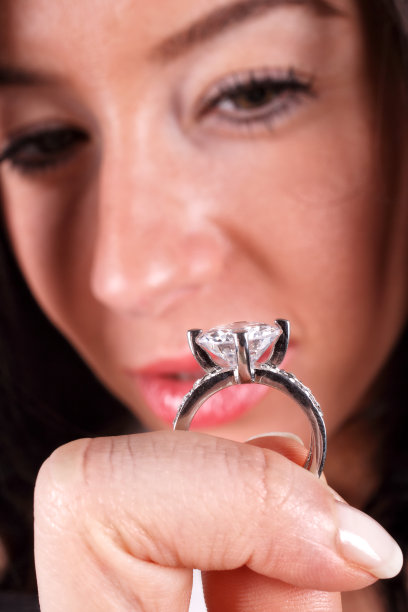 美丽的年轻女子展示钻石订婚戒指图片下载