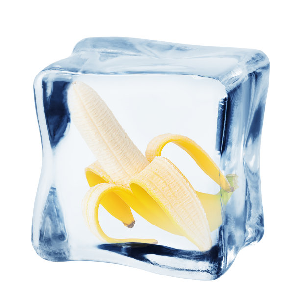 香蕉在冰方块，孤立在白色背景，剪辑路径，全景深图片下载