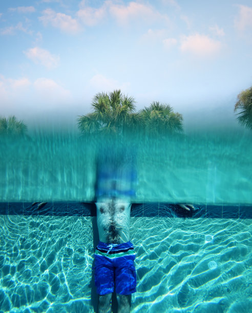 部分水下的看法，年轻的成年男子在游泳池图片下载