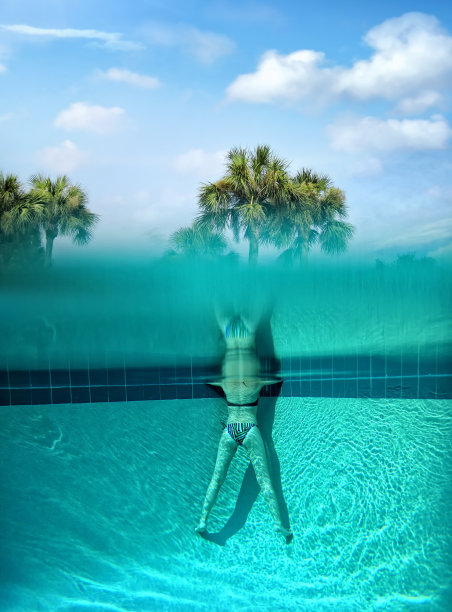 美丽的年轻女子在游泳池锻炼图片下载