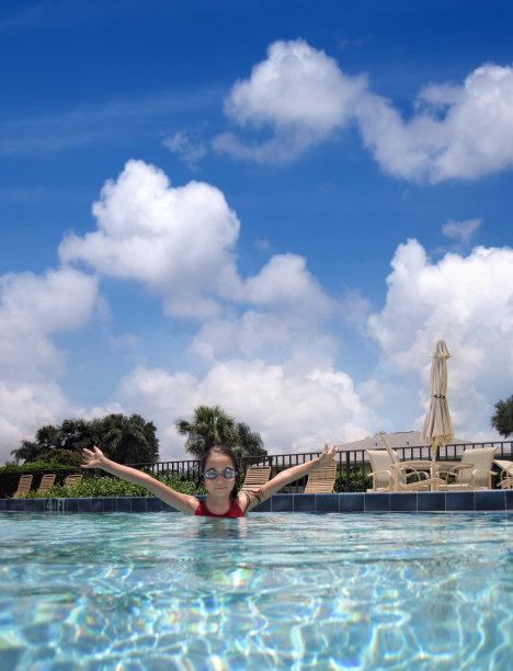 小学女孩在游泳池游泳的肖像图片下载