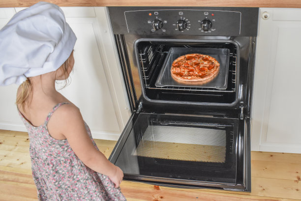 女孩烹饪披萨在烤箱照片没有滤镜图片下载