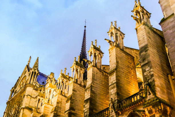 巴黎圣母院大教堂，在夜晚，照片图像美丽的巴黎城市全景图片下载