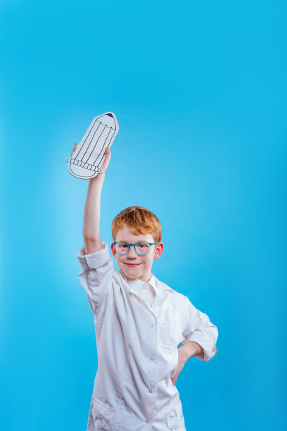 一名学生戴着眼镜，穿着病号服，拿着纸笔图片下载