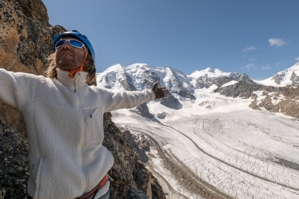 费拉塔大道上靠近冰川的男子伸出双臂图片下载