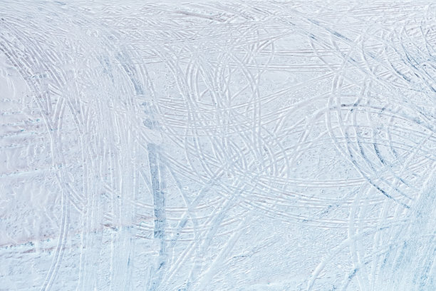 溜冰场纹理。溜冰场上溜冰鞋的痕迹。冬天的背景图片下载